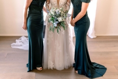 Bouquet de mariée et demoiselle d'honneur