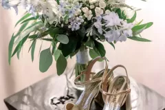 Bouquet et chaussures de mariée