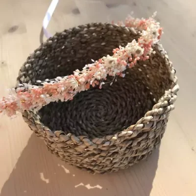 Fine couronne de fleurs séchées